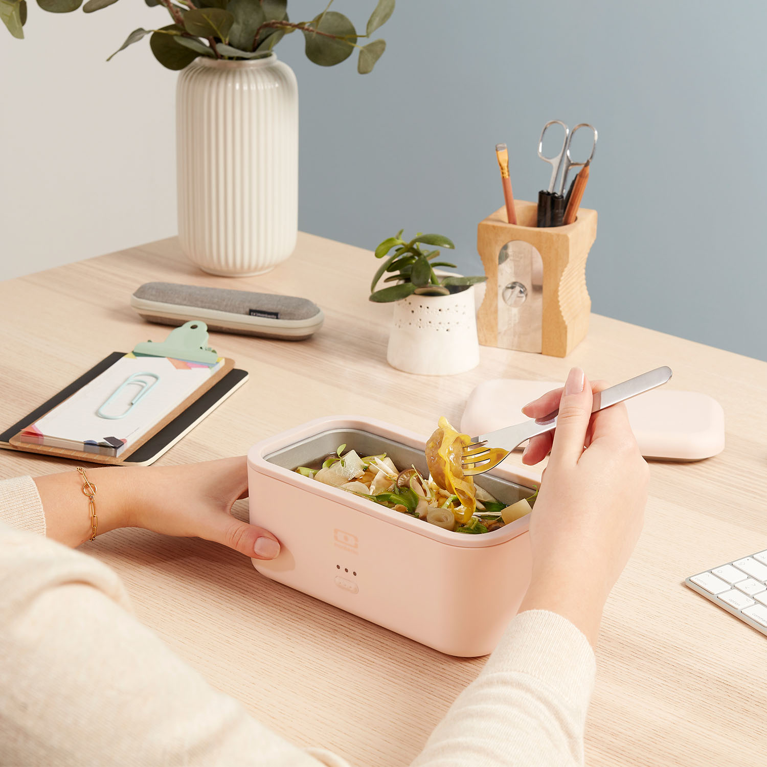 Here's a Self-Heating Lunchbox  Warm Up Your Midday Meal With Heatbox